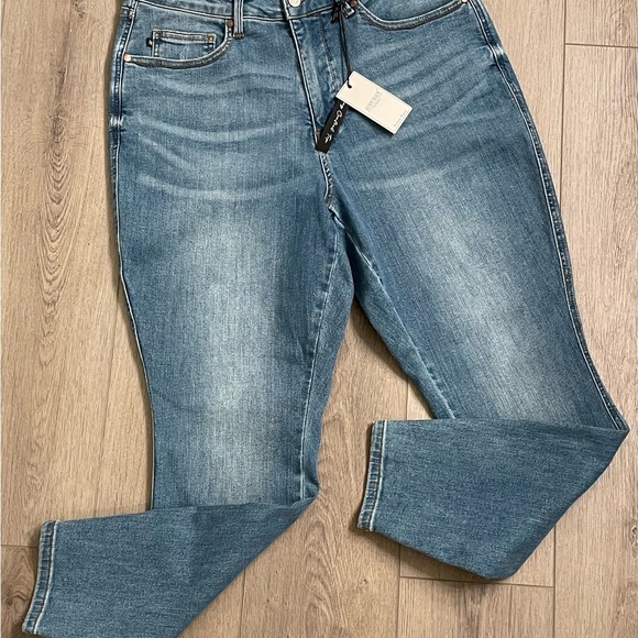 JUDY BLUE Butt Lifting/Tummy Control Stretch Jeans - Picture 7 of 12